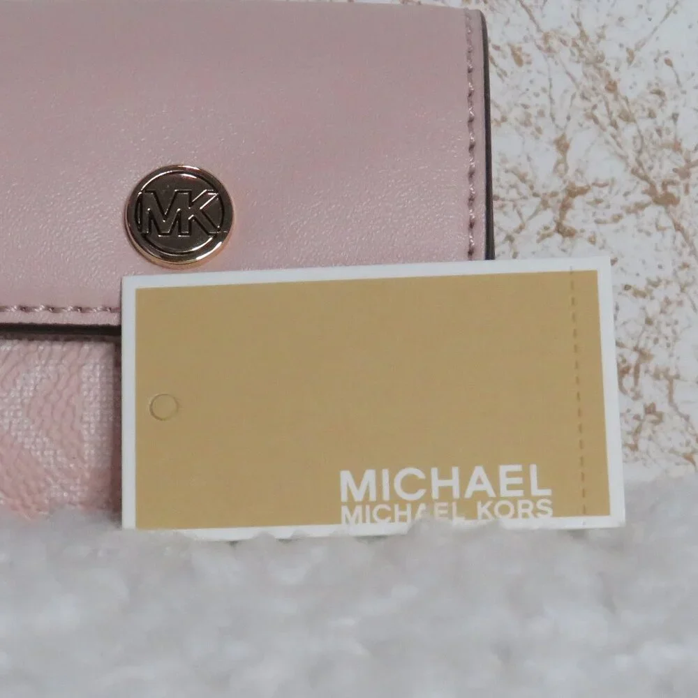 Michael Kors Jet Set Travel Airpods Case (Light Powder Blush)